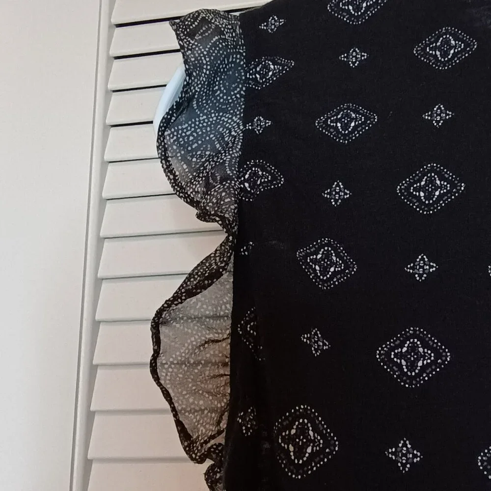 Casual Lucky brand mixed media short, ruffled sleeve and vneck  blouse size L - Picture 5 of 9